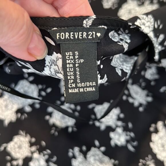 Forever 21 szS black & white flowered kimono cover up w/lace on sleeves EUC - Picture 4 of 8